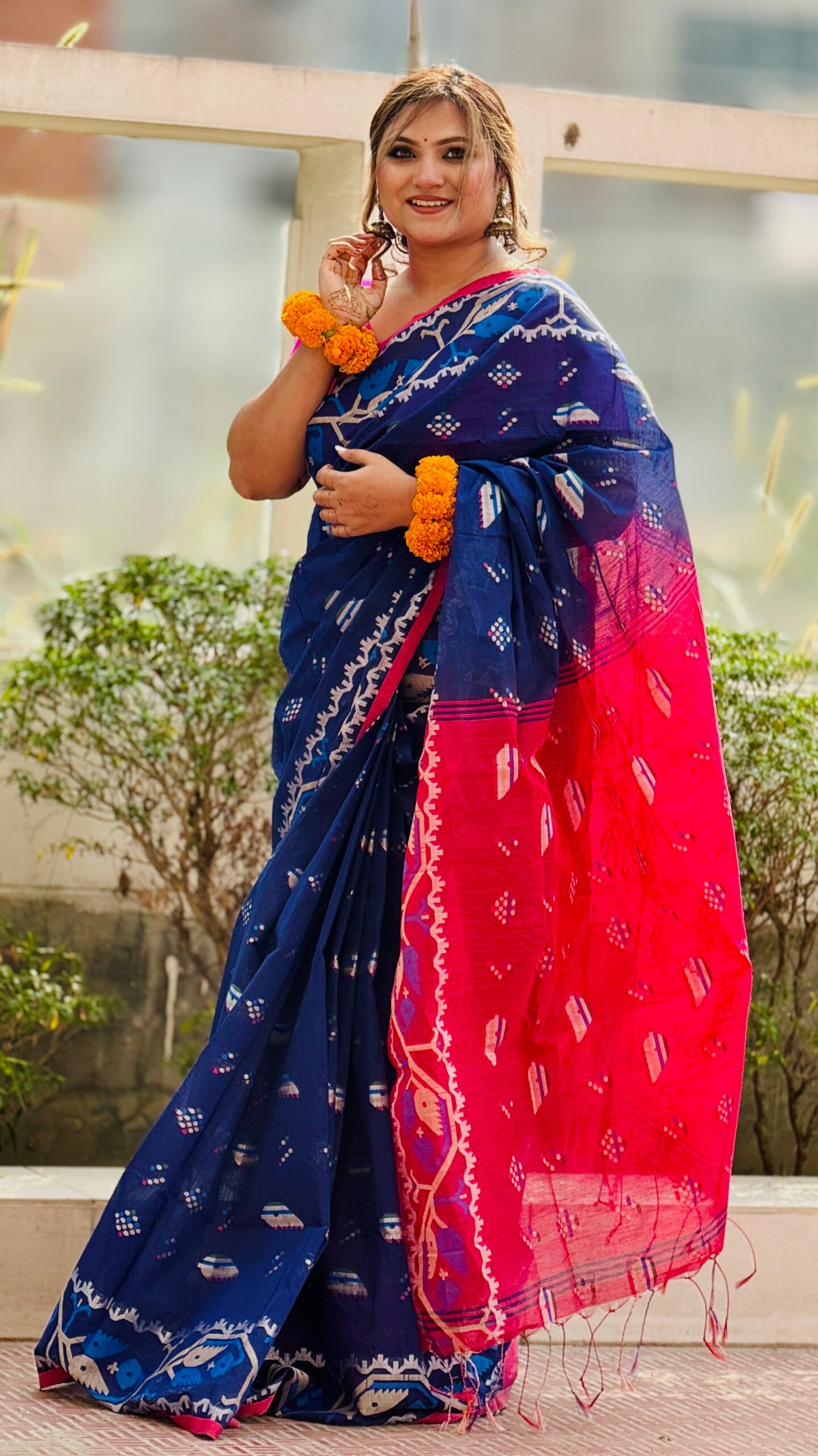 Jamdani motive handloom cotton saree (Ink Blue) - Image 2