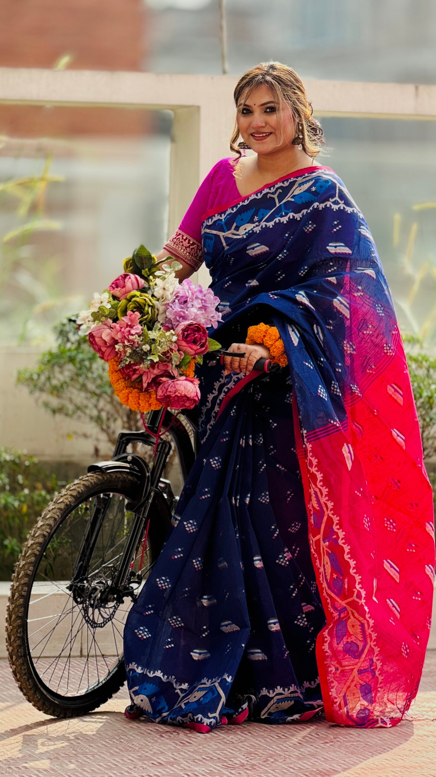 Jamdani motive handloom cotton saree (Ink Blue) - Image 4