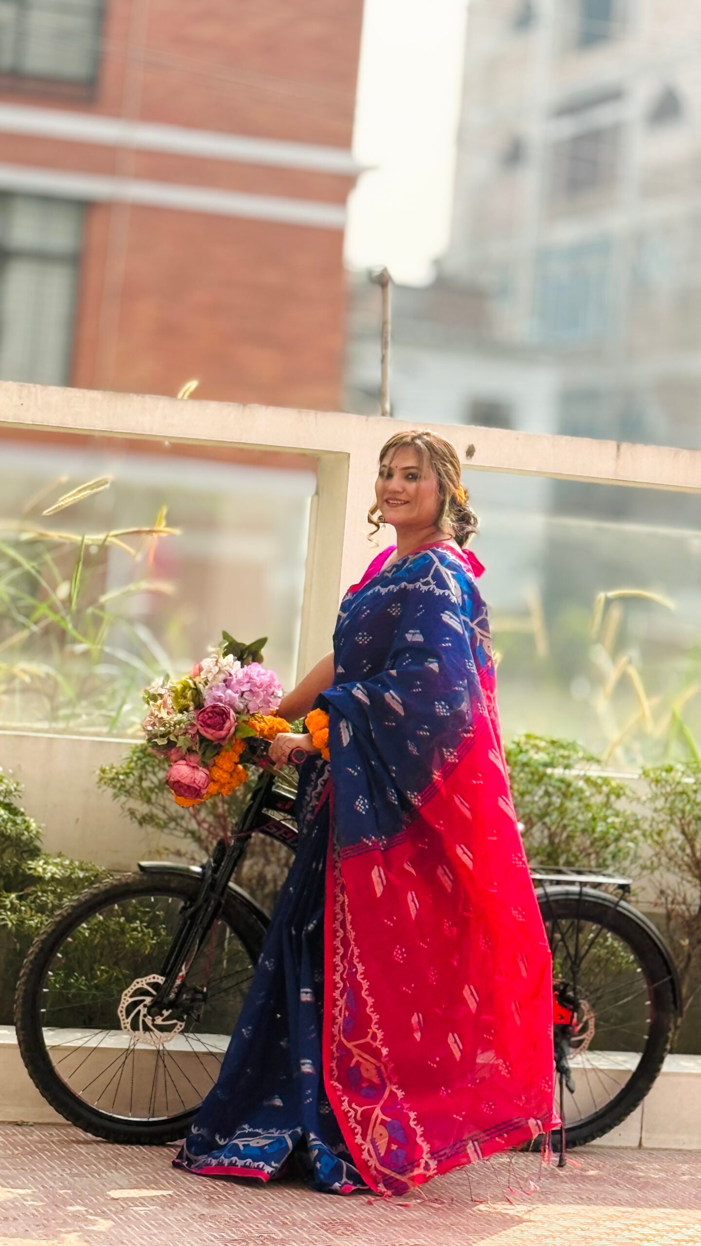 Jamdani motive handloom cotton saree (Ink Blue) - Image 5